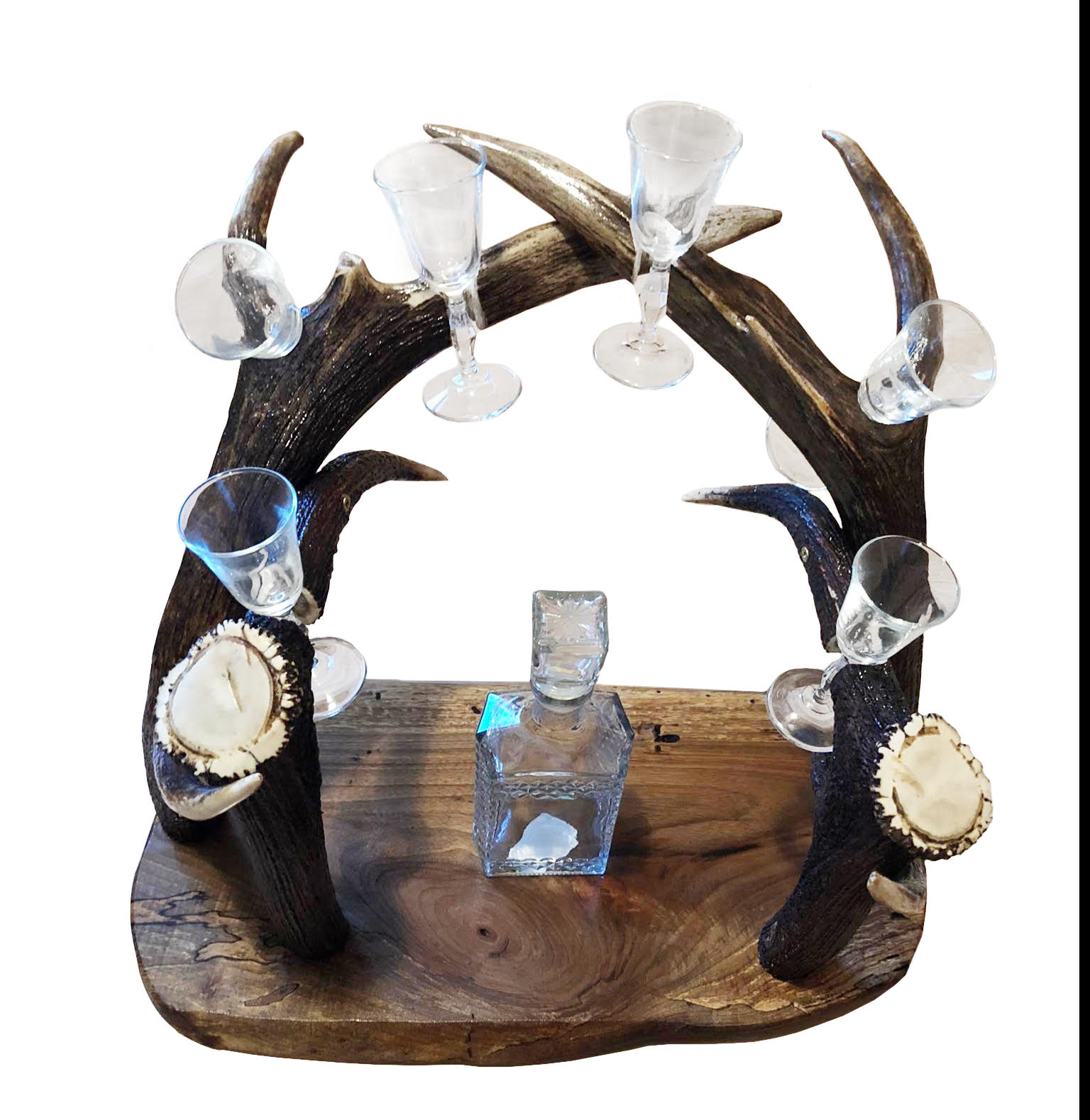 Izrada raznih predmeta od jelenskog rogovlja kao što su kravate, lusteri, lampe, čiviluci, pepeljare, dugmad, set čaša i flaše...Mogućnost izrade predmeta po vašoj želji.